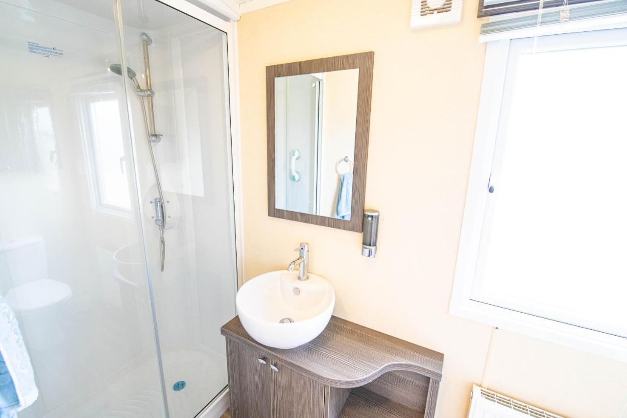 Big Skies Platinum Plus Holiday Home With Wifi, Netflix, Dishwasher, Decking Camber Экстерьер фото